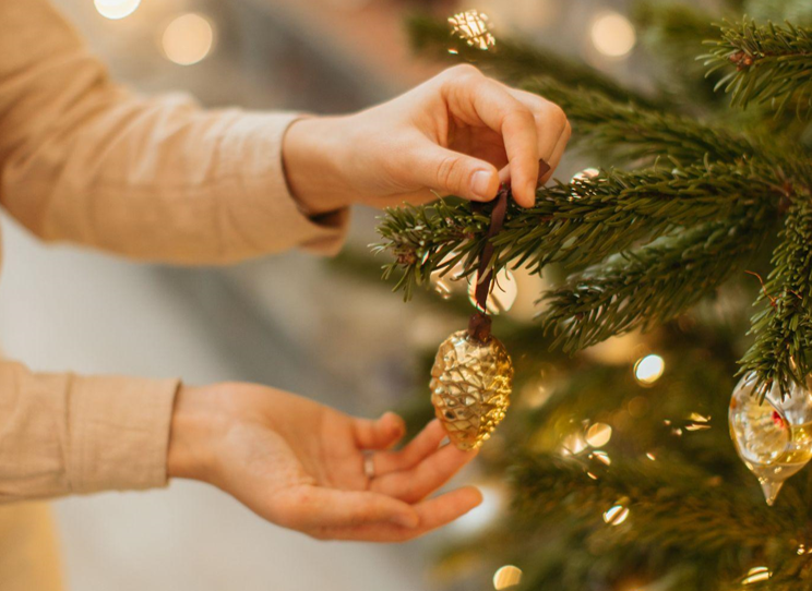 How to Decorate a Christmas Tree with Lights